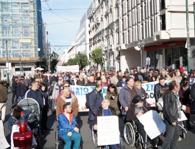 Συγκέντρωση διαμαρτυρίας ΑμεΑ έξω από το Υπουργείο Οικονομικών (βίντεο)
